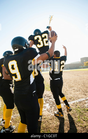 I giocatori di Football celebra sul campo di calcio Foto Stock