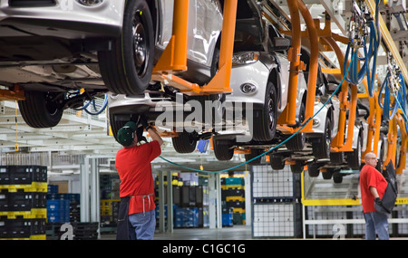 Lavoratori assemblare il 2012 Ford Focus a Ford Motor Co. il Michigan impianto di assemblaggio. Foto Stock