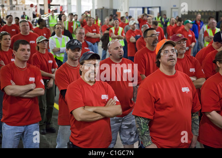 Auto di lavoratori presso Ford Motor Co. del gruppo del Michigan usura degli impianti t-shirt rosse in solidarietà con i dipendenti pubblici in Wisconsin Foto Stock