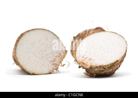Taro Fresh root tagliato a metà su sfondo bianco Foto Stock