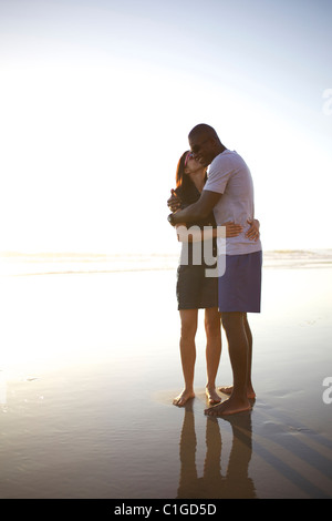 Giovane costeggiata e baciare sulla spiaggia Foto Stock