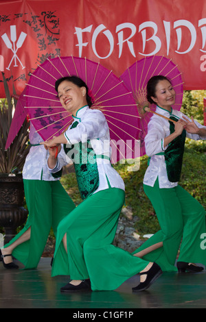 Ocean pioggia femminile cinese esecutori di danza dancing in Dragon Boat Festival-Victoria, British Columbia, Canada. Foto Stock