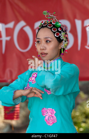 Ocean pioggia femminile cinese dance performer dancing in Dragon Boat Festival-Victoria, British Columbia, Canada. Foto Stock