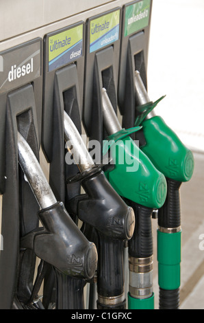 Immagini di carburante Benzina Diesel pompe ugelli sul piazzale del garage della stazione di riempimento nel Regno Unito Foto Stock