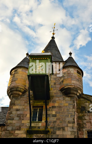 Rooftop turrets, weather vane and side view of clock The People's Story museum Old Canongate Tollbooth Edinburgh Scotland Foto Stock