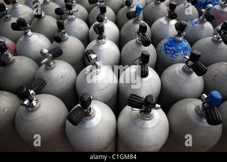 Bombole per immersioni subacquee, ordinatamente disposte e pronto per l'uso al capitano Don's Habitat in Bonaire, Antille olandesi. Foto Stock