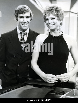 BURT BACHARACH compositore statunitense con Juliet Prowse circa 1972 Foto Stock