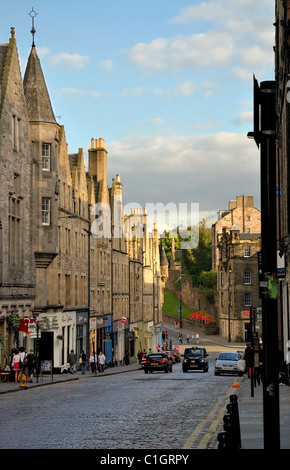 Edimburgo - AUG. 8: Edimburgo Città Vecchia in prima serata la luce come impostazione sun riflette su vecchi edifici in pietra. Scozia 2007. Foto Stock