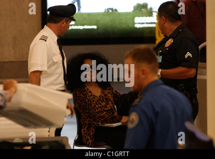 Diana Ross fa il suo modo attraverso i controlli di sicurezza per la partenza lounge presso l'aeroporto di LOS ANGELES Los Angeles, California - 29.05.09 Foto Stock