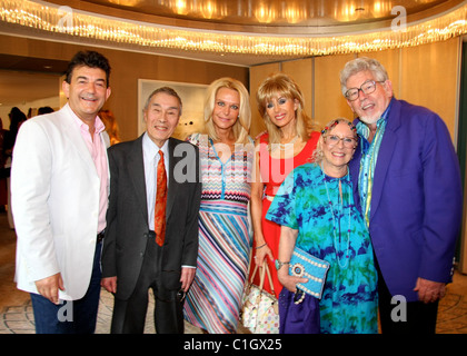 John Altman, Burt Kwouk, Tricia Walsh-Smith, Sally Farmiloe, Rolf Harris e sua moglie Alwen Hughes Lionel Blair celebra 60 Foto Stock