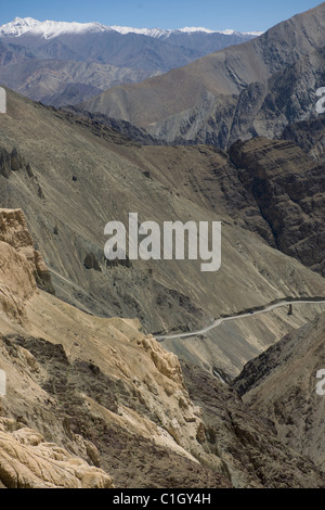 La nuova strada alta della autostrada Srinagar-Leh taglio attraverso scenari montuosi, Lamayuru, (Ladakh) Jammu e Kashmir India Foto Stock