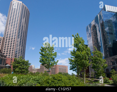Basso angolo di visione degli edifici in una città di Boston, Massachusetts, STATI UNITI D'AMERICA Foto Stock