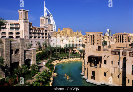 Emirati Arabi Uniti Dubai Burj Al Arab Hotel dagli architetti inglesi WS Atkins & Partners il più alto hotel del mondo (321 m) Foto Stock