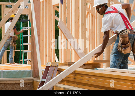 Carpenter il sollevamento di una scheda di elaborazione Foto Stock