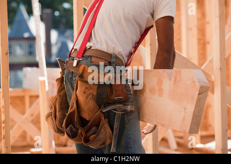 Metà vista in sezione di un falegname che trasportano un puntone di legno Foto Stock