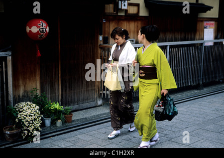 Giappone, isola di Honshu, Kyoto, nel quartiere delle vecchie case di legno di Gion Foto Stock