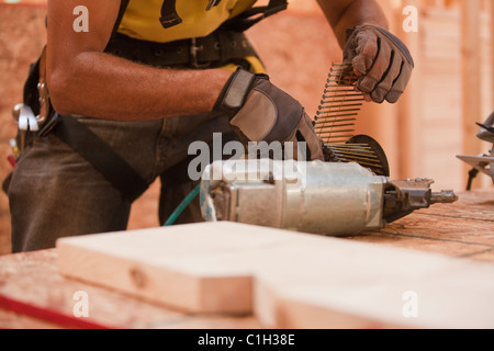 Carpenter ricarico tamburo circolare di una pistola sparachiodi con chiodi Foto Stock