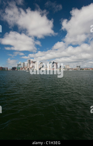 Bay con skyline della città in background, Boston, contea di Suffolk, Massachusetts, STATI UNITI D'AMERICA Foto Stock