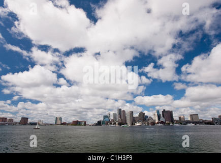 Bay con skyline della città in background, Boston, contea di Suffolk, Massachusetts, STATI UNITI D'AMERICA Foto Stock