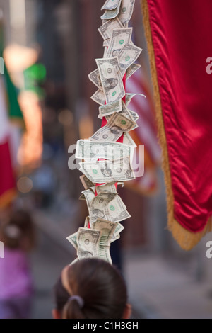 Money Tree in parata durante un festival, Hanover Street, North End di Boston, Massachusetts, STATI UNITI D'AMERICA Foto Stock