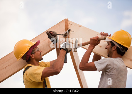 I falegnami di puntoni di regolazione con martello e chiodi e palanchino Foto Stock