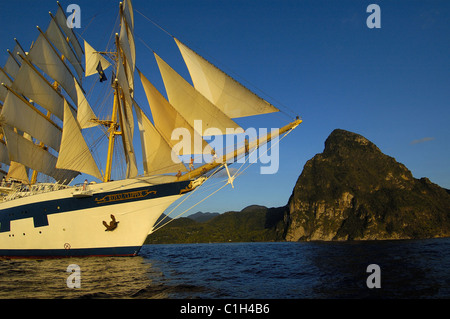 Mar dei Caraibi, St Lucia Isola, cinque masted ship SPV Royal Clipper con ogni set di vela nella parte anteriore del Piton di Soufriere Foto Stock