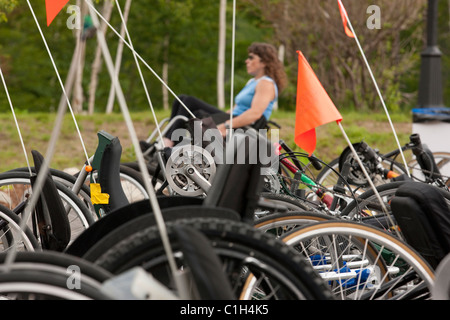 Accessibile bici da corsa con una donna con lesioni al midollo spinale in una sedia a rotelle Foto Stock