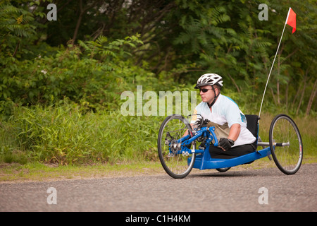 Uomo disabili che partecipano a una gara di handbike Foto Stock