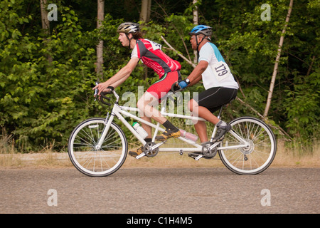 Disabilità Tandem racers; 'pilota' nella parte anteriore e cieco nel retro Foto Stock