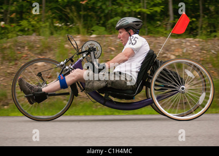 Uomo con lesioni del midollo spinale che partecipano a una gara di handbike Foto Stock