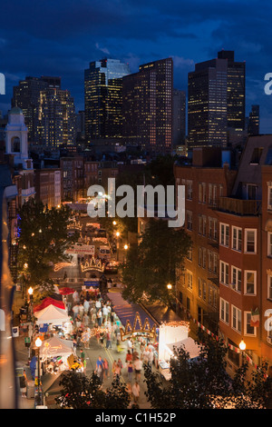 Angolo di alta vista di persone celebrare la festa in una strada, Hanover Street, North End di Boston, Massachusetts, STATI UNITI D'AMERICA Foto Stock