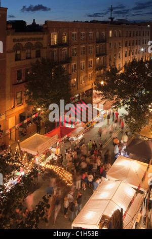 Angolo di alta vista di persone celebrare la festa in una strada, Hanover Street, North End di Boston, Massachusetts, STATI UNITI D'AMERICA Foto Stock