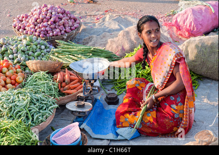 Donna indiana trading in una strada mercato ortofrutticolo in Puttaparthi, Andhra Pradesh, India Foto Stock