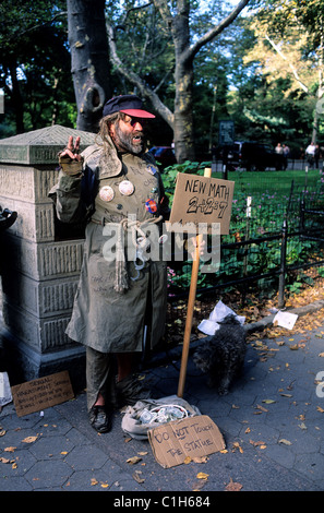 Stati Uniti, New York City, Manhattan, un senzatetto di fronte Central Park Foto Stock