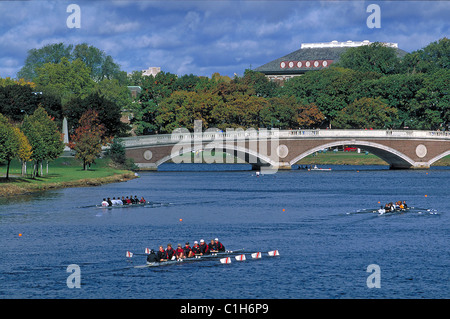 Stati Uniti, Massachusetts, la Harvard University di Cambridge, ponte sul fiume Charles e la formazione degli studenti per il remo Foto Stock