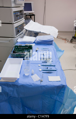 Le apparecchiature chirurgiche sulla tavola in una sala operatoria Foto Stock