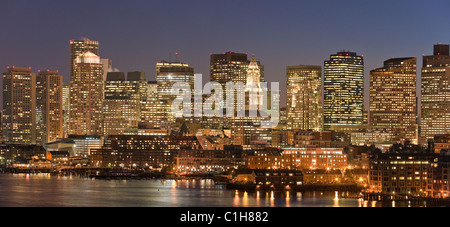 Edifici illuminata di notte, Custom House Torre, Boston, Massachusetts, STATI UNITI D'AMERICA Foto Stock