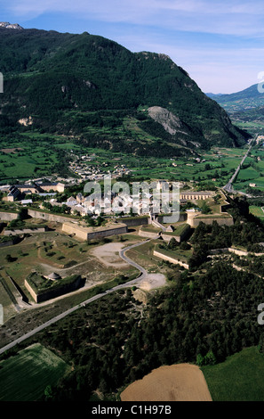 Francia, Hautes Alpes, Mount Dauphin village, Vauban fortificazione (vista aerea) Foto Stock