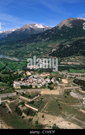 Francia, Hautes Alpes, Mount Dauphin village, Vauban fortificazione (vista aerea) Foto Stock