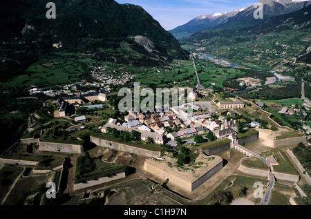 Francia, Hautes Alpes, Mount Dauphin village, Vauban fortificazione (vista aerea) Foto Stock