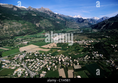 Francia, Hautes Alpes, valle della Durance vicino a Mount Dauphin village (vista aerea) Foto Stock