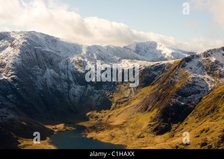 La neve si assesta al di sopra di scenario del diavolo in cucina Snowdonia. Il vertice di Snowdon appena visibile nel lontano sullo sfondo. Foto Stock