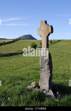 Francia, Ardeche, Massif du Mezenc, Parc naturel regional des Monts d'Ardeche, croix un Saint-Eulalie Foto Stock