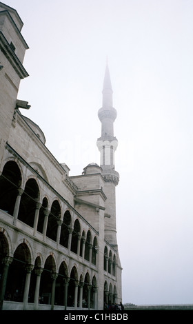 Fotografia di viaggio - una nebbiosa mattina presso la Moschea Blu Sultan Ahmet Camii in Sultanhamet ad Istanbul in Turchia in Medio Oriente asiatico. La storia Foto Stock