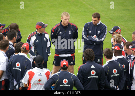 Andrew Flintoff affrontando il team prima della formazione in preparazione per l'Inghilterra V Australia ceneri serie di prova al Lords. Foto Stock