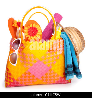 Borsa da spiaggia con asciugamano occhiali da sole flip-flop e hat.isolato su bianco Foto Stock