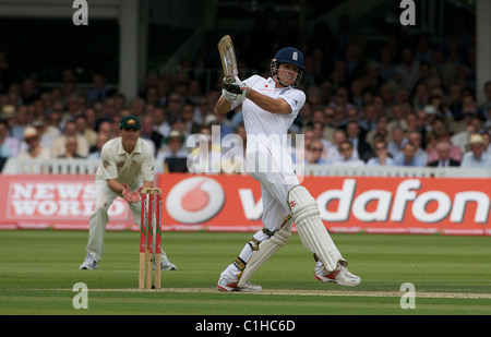 Alastair Cook colpisce un quattro durante l'Inghilterra V Australia ceneri seconda prova della serie a Lord's, Londra, Inghilterra. Foto Stock