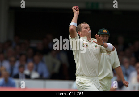 Peter Siddle bowling durante l'Inghilterra V Australia ceneri seconda prova della serie a Lord's, Londra, Inghilterra. Foto Stock