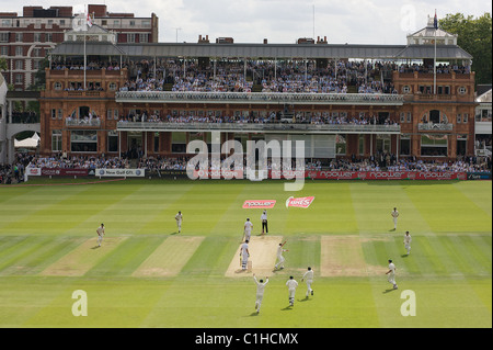 Peter Siddle celebra il paletto di Kevin Pietersen durante l'Inghilterra V Australia ceneri seconda prova della serie a Lord's, Londra Foto Stock