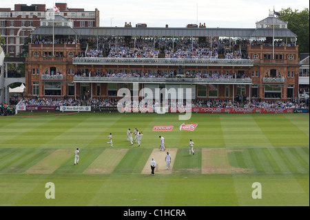 Ricky Ponting catture Andrew Flintoff off il bowling di Ben Hilfenhaus durante l'Inghilterra V Australia secondo ceneri serie di test Foto Stock